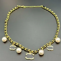 Flower Pearl Chains Letter Designer Neckeralces Crystal Cioncancing Gioielli in acciaio inossidabile Necklace Vogue Men Regali per matrimoni Women Personalità Clavicle Catene