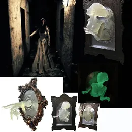 Ghost in the Mirror Wall Decor Glow in the Dark Halloween Decor 3D Horror Wall Spooky Sculptures Resin Luminous Stue الحلي 240508