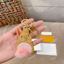 TZ Luxusdesigner Keychain Little Kaninchenschlüsselschnalle süßer rosa Schwanz Unisex Fashion Klassische Brandbrief Blume Design Gold Keychains Me 275V
