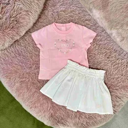 Brand Girls Dress Suits Summer Baby Tracksuits Designer Ubrania Rozmiar 110-160 cm w kształcie serca drukowana różowa koszulka i krótka spódnica 24 kwietnia