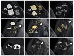 Qihe 25pcsset goth punk broches para homens pinos de lapela escura Skull Devil Bat Coffin Skeleton Gothic Jewelry6525441