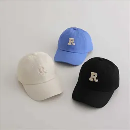 Kapaklar Şapkalar Yeni Yaz Moda Erkekler ve Kızlar Mektup İşlemeli Beyzbol Şapkası Tam Set Bebek Pamuk Ayak Şapkası Çocuk Güneş Koruyucu Günlük Şapka D240509
