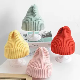 Kapaklar Şapkalar Kış Sıcak Yuvalı Örme Fasulye Şapkası 6 ay - 5 yaş arası bebekler ve çocuklar için Yeni Tatlı Şeker Renk Okul Öncesi Rüzgar Geçirmez Şapka D240509