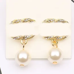 Lyxörhängen designer örhängen för kvinna pärlörhängen vit pärlkristall 18k pläterad guldörhänge brincos enkla bokstavsörhängen smycken fest gåvor zh015 c4
