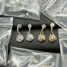 Jewellery for Women Channelies Benshan Camellia con orecchini di lusso a luce rosa di diamanti con un senso di alto livello