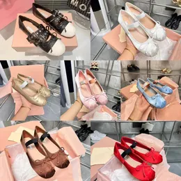 Designer Flipers de Balé Flat Bow Bow Silk Dance Luxury Trainer Yoga Casual Casual Ballerina Sapatos ao ar livre Sapatos de vestido Sapato de designer de designers Sapatos