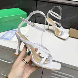 Designer Sandals femminile di lusso con tacchi alti di lusso in metallo sandali medio sandali in pelle scamosciata Scarpe per matrimoni sulla spiaggia 35-41