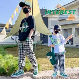 Kläderuppsättningar Jucpkid 2024 Korean Summer School Boy 2pcs kläder Set Children Printed T-Shirt Plaid Sport Pants Tracksuit