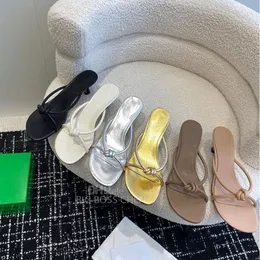 Высококачественные золотые серебряные розовые тапочки с низким уровнем халата сандаловые шпильки каблуки роскошной дизайнер сандалия для женской офисной обуви фабрики с коробкой