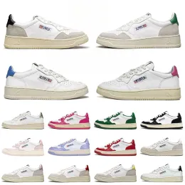 Os sapatos casuais são projetados pela Autrys Medallion Sneakers, e os sapatos de ação usam sapatos de couro de camurça dupla, rosa baixo, vermelho baixo, mocassins baixos e tênis baixos