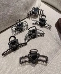 Donne Lettera P Metal Clip per capelli di granchio grande ragazza Triangolo geometrico Triangolo metallo cavo cavo Accessori per capelli artigliati per capelli clip44409103