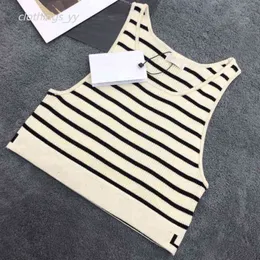 2024女性衣類タンクトップレディースデザイナーTシャツブラックホワイトレター夏の半袖レディース衣料サイズS-Lカミストップフェム88
