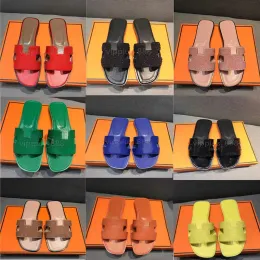 2024 Designer verão feminino sandálias de luxo sandálias de orão de ladrilho liso amarelo amarelo branco chinelos pretos chinelos de crocodilo sapatos de praia