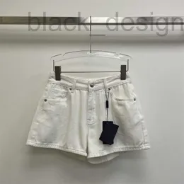 Designer de shorts femininos 24 Primavera/verão Novo Triângulo Branco Denim Versátil Estilo Básico simples, limpo, confortável, curto 8p1v