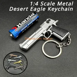 1: 4 Metal Desert Eagle Toy Gun Model Mini Alloy Keychain Look Real Collection PUBG Prop Kreative tragbare Hänge Geschenk Dekompression Spielzeug für Jungen für Erwachsene Geburtstagsgeschenke