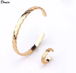 Donia Jewelry Europeu e American Fashion Exageration Classic Munger Open Copper Bracelet Set Set Women039s Bracelet Ring S4898647