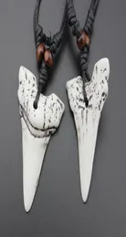 S 20pcs imitazione yak osso intaglio intagliato dente di squalo a sospensione perle in legno cravatta da regalo amuleto souvenir9805935