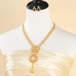 Orecchini di collana Impostare classici accessori per motivi floreali a due pezzi.