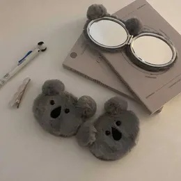 Kompakta speglar Ny tecknad plysch djurmakeup spegel koreansk söt koala essence mini bärbar tjej jul kreativ födelsedagspresent Q240509