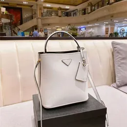 Cowhide Bucket Bag Women Luxurys Designers Bags 2021デザイナーレディースハンドバッグ高級クロスボディハンドバッグ大容量マルチカラーオプション286f