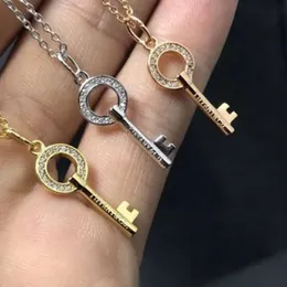 Designerschmuck Tiffanyjewelry T Home Precision Hochqualitätsschließend Key Halskette Mode personalisierte Schmucknetzwerkfeier