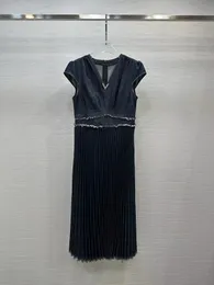 데님 딥 v- 넥 작은 소매, 세련된 꼬인 주름, 특별 세탁 및 드로잉 프로세스, 무거운 양의 주름 드레스