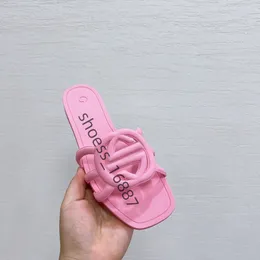 2024 Senaste varumärkesdesigner Sandaler Kvinnor Shoes Gunuineleather High Heel Sandals Classic Flat Bottom Slide Beach Slippers Box 35-42