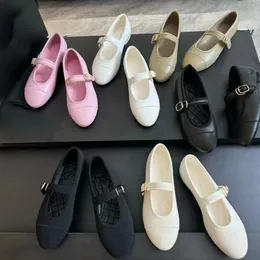 Toppkvalitetsduk Mary Jane Ballet Flat Shoes Strap Sandal Loafers Womens Flat Dress Shoes Luxury Designer Shoes Office Shoes Black White With Box Storlek 35-42