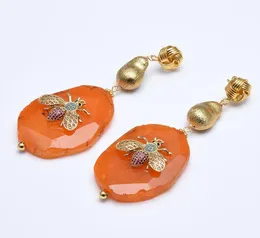 Guaiguai smycken naturlig orange skiva agates cz pave bee inset guld färg pläterad stud dingle örhängen handgjorda för kvinnor9183133