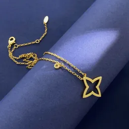 Hochwertige Designer fegten die europäische leichte Luxus -Mode -Höhle Diamond Diamond Star Halskette Messingmaterial Elektropliert 18K Gold L16