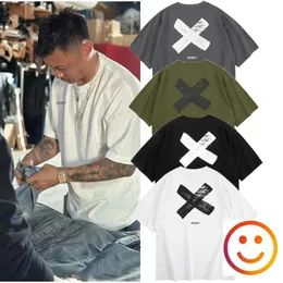 Japońskie wtaps Cross Farbe Graffiti Print Tshirt Men Men okrągłe ubrania Topy TEE Summer Breathe T Shirt Short Sleeve 240428