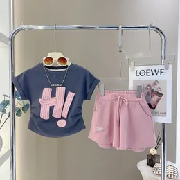 夏の子供の女の子の服セットキッドレターハイTシャツとショーツ2PCSスーツティーンエイジ半袖トップボトム衣装トラックスーツ240508