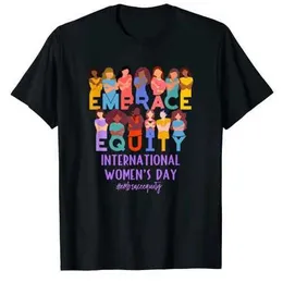 Koszulka damska Międzynarodowy Dzień Womenu IWD Embrace Fair T-Shirt Feminist Gift Say Cytat wykres top Mother Sisters Feminist Apparel Y240509