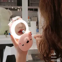Kompakte Spiegel süßer kleiner Schweinem Make-up-Spiegel mit LED Light Handheld Girl kleiner Lüfter tragbares Reisen Hochdefinition Q240509