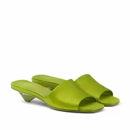 Jedwabny satynowy kwadratowe czapki Mule 4 cm Nieprawidłowe obcasy Peep Stop Sandals Damskie imprezy wieczorowe buty luksusowe projektanci Med Obcina 35-42 z pudełkiem