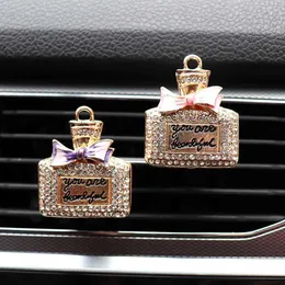 Внутренние украшения Bling Perfume Bottle Car Clip Clip Air Освидечик в автоматическом интерьере Decor Car Aroma Diffuser Ornament Car Acsessy Girls Gift T240509