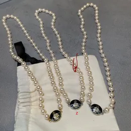 Дизайнерское подвесное ожерелье Черная эмалевая пряжка Жемчужно -ожерелье магнитное ключи