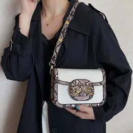 Väska orm hud liten fyrkant för kvinnors lyxiga pu läder axel handväska med låsdamer all-match designer crossbody sac