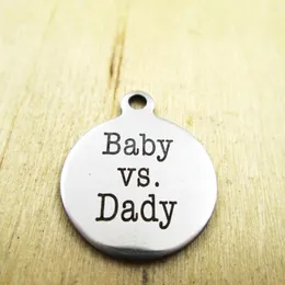 ペンダントネックレス20pcs/lot-baby vs Dadyステンレス鋼チャームレーザー刻まれたカスタマイズされたDIYペンダント