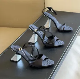 Scarpe abiti da moda Nuove novità da donna Lettere Cowhide Belt Teli alti tallone grossola fibbia in metallo con scarpa tallone con scatola di dimensioni 35-41