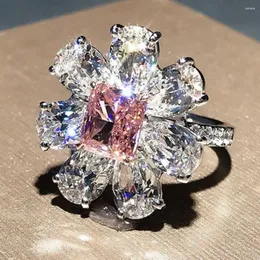 ウェディングリングHuitan Romantic Pink Flower Design Women's Luxury Cubic Zirconia Ring for Engagement Party Statement Jewelry