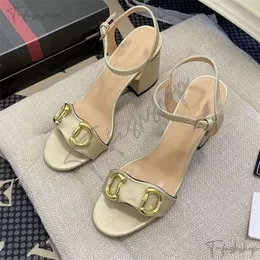 2024 Neues G Luxury Heel Designer Sommer Sandalen Slingback Ferse Strand Frauen Hochzeitsfeier Schuhe Beltschnalle Gummi -Sohle Mules Chunky White Black Gold Heels B94