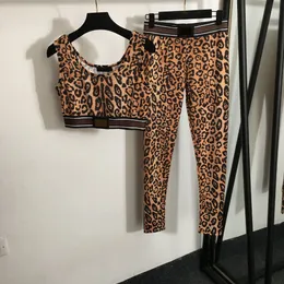 2024 Designers Kvinnor Tracksuits Ladies Top Coat New Yoga Sports Set Leopard Print Metal Leather Label Decoration Suspender Väst Tight Leggings Coffee Color SMLXL
