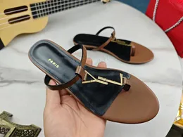 Design de verão Sapatos redondos de cabeça sandália Cassandra Black Calfskin Leathers Flip Flop Sandals Slipper tornozelo Tirp Slippers lisos lisos de salto de salto