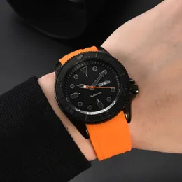 2024 Mens 시계 3 개의 핀 전체 기능 실리콘 테이프 트렌디 패션 쿼츠 시계 디자이너 시계 제조업체 도매