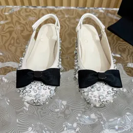 Bale Ayakkabı Kristal Balerin Düz Kadınlar Yay Slingbacks Tasarımcı Sandalet Yuvarlak Kafa Kafa Ayakkabı Rhinestone Sandal Yay Sandale Yaz Beyaz Elbise Baotou Ayakkabı