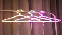 Kreative LED -Kleidung Kleiderbügel Neon Hangshügel INS LAMPS -Vorschlag Romantische Hochzeitskleid Dekorative Wäschetrack 3 Farben4038168