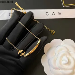 Naszyjniki wiszące luksusowe łokieć marki z pudełkowym naszyjnikiem zaprojektowanym dla kobiet długi łańcuch 18 -karatowy Złoty Naszyjnik Designer Biżuteria Wykwintne akcesoria