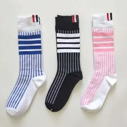 Herrstrumpor Tb Womens Sock Fabric Etikett med fyra ränder röda mesh trendiga strumpor randiga mellersta rör koreansk version college stil ab version ins bomullstrumpor zbla