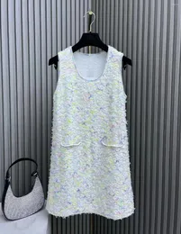 Casual klänningar 2024 Spring/Summer Light Spun Sticked sundress flerfärgat garndekorativ bantning miniklänning